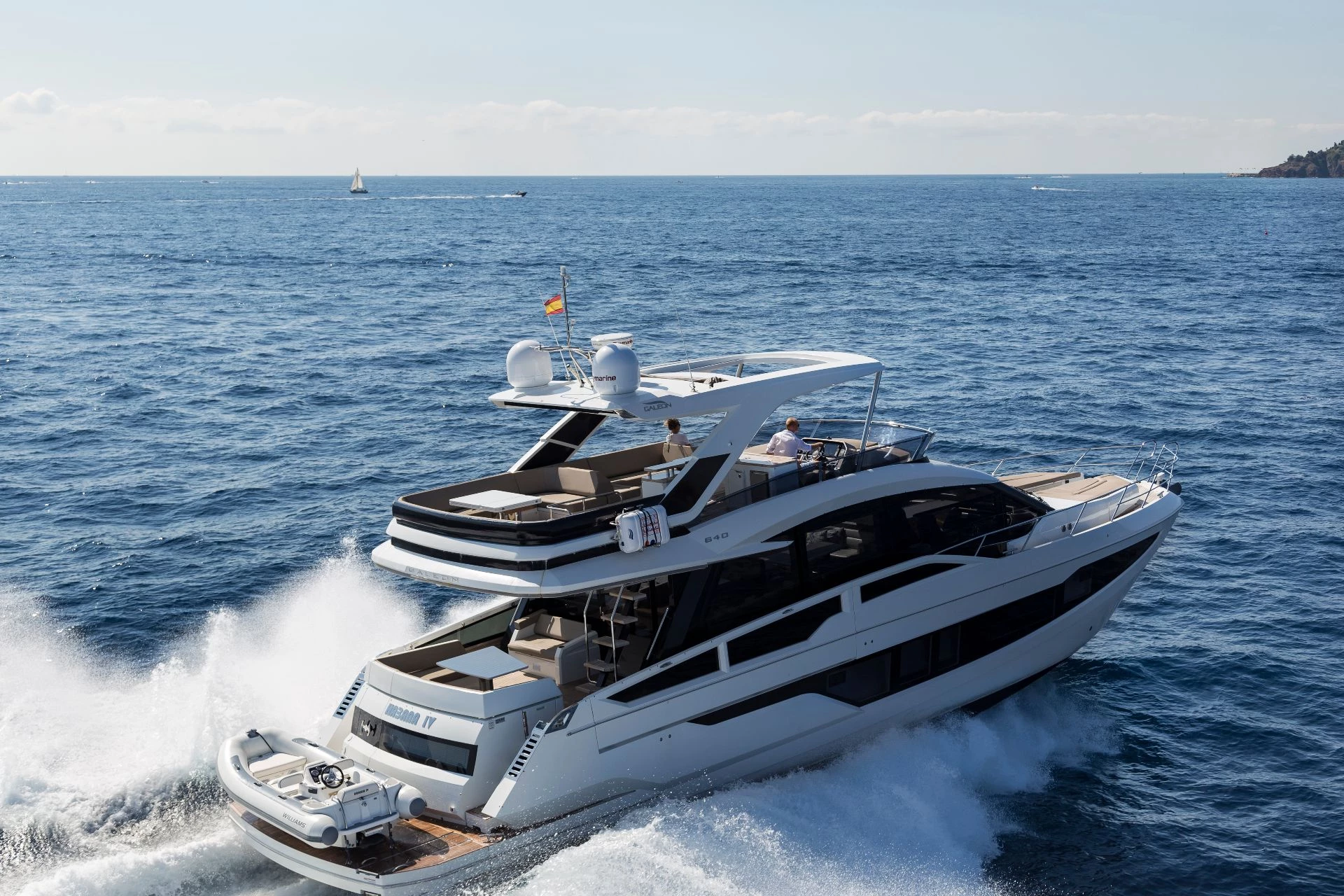 YACHT